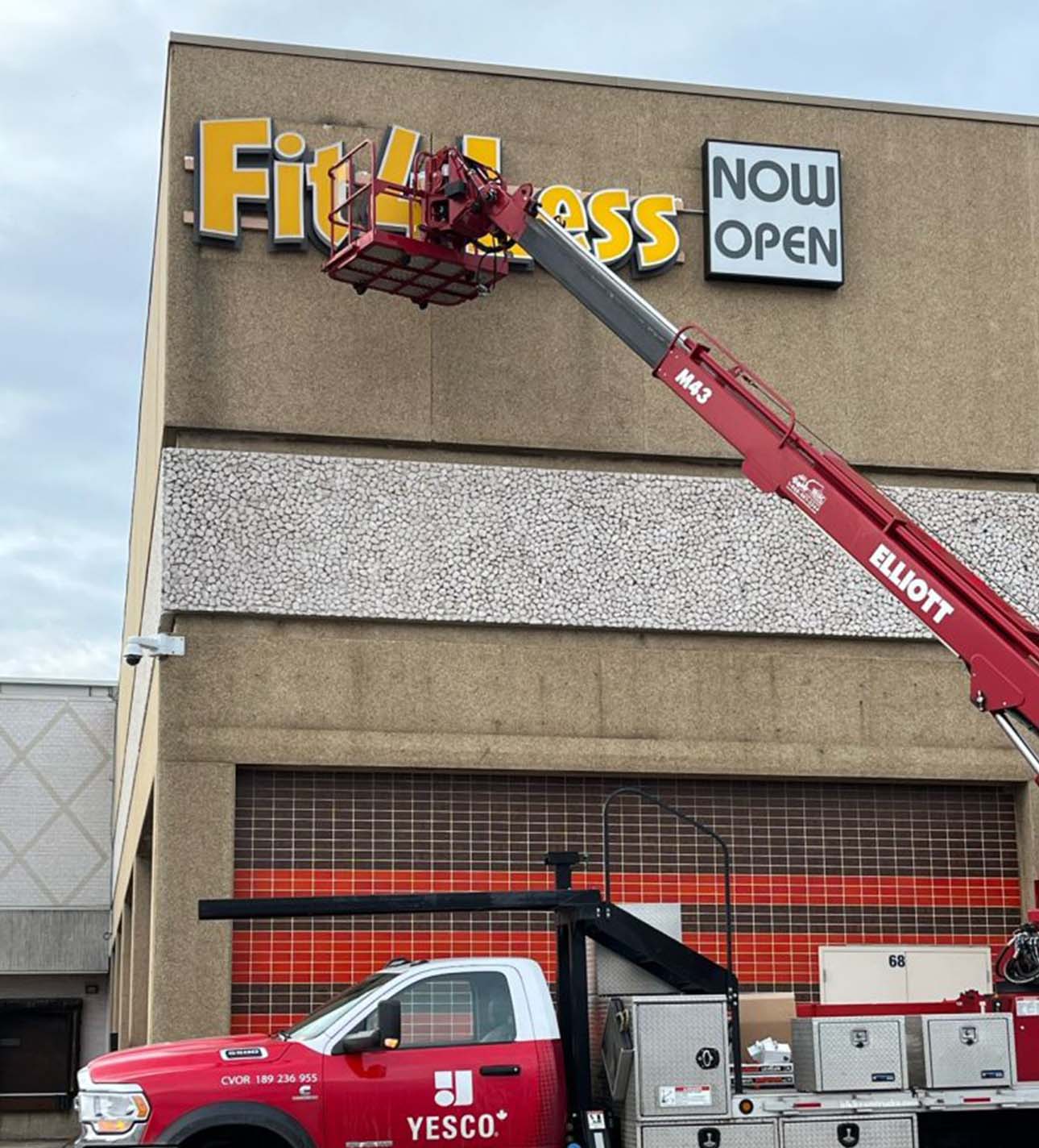 service-slider-Fit4Less-LED-wall-sign-YESCO